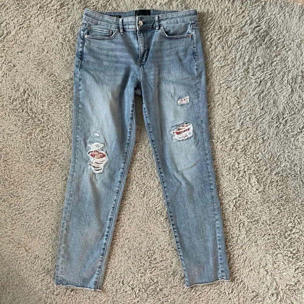 White House Black Market Women's Jeans The Girlfriend Sz 6 Light Wash Distressed - Picture 1 of 10